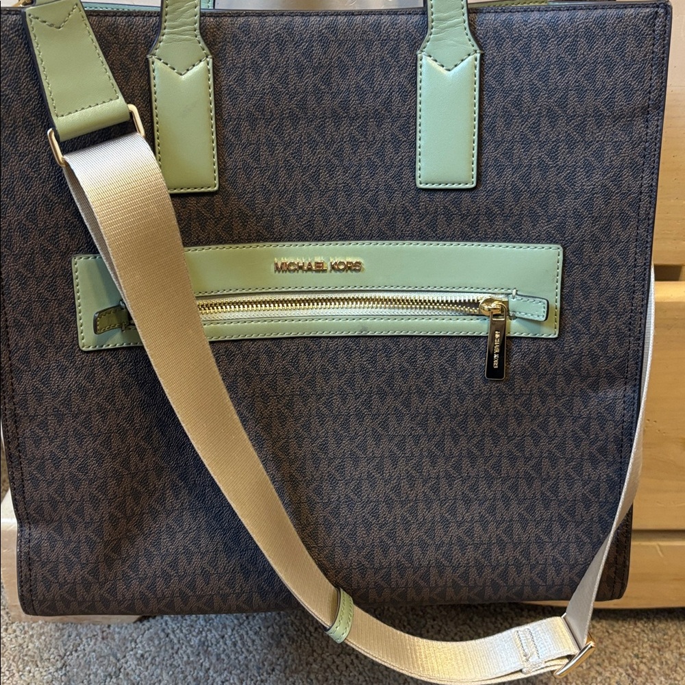 MICHAEL Michael Kors
Michael Kors Kenly Large NS
Tote - Light Sage - Picture 5 of 12